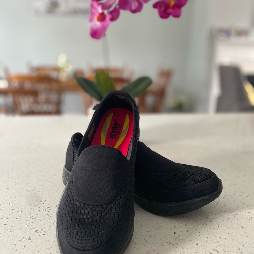 Skechers Go Walk 4 Pursuit Slip On Comfort Womens 7.5 Sneakers Black.